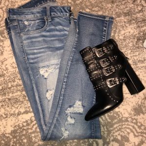 Pale wash distressed curvy jegging